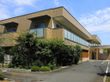 ２階建てで、温かみを感じられる茶色を基調とした建物である。エントランスの近くで車の乗り降りをすることができる。