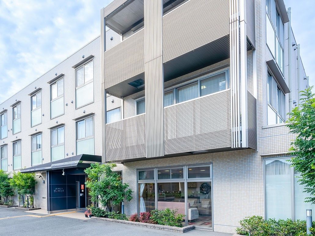 集合住宅のような洗練されたデザインの三階建ての建物である。建物前に駐車場もあるので、アクセスしやすい。