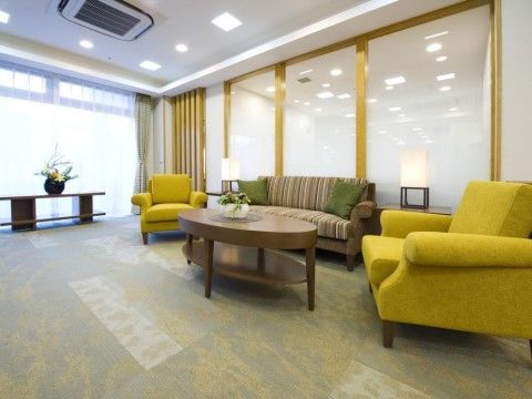 エントランスには、大型のソファと、１人がけのソファが用意されている。来訪者様とのお話などにご利用いただける。