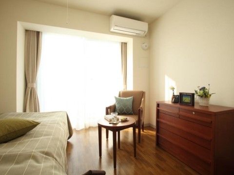 大きな掃き出し窓からやわらかな光が差し込む居室は、空調も完備している。家具など自由にレイアウトできる。