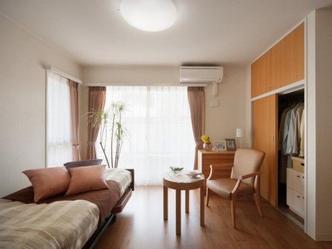 大きな窓が２面にあるフローリングの部屋。ウォークインクローゼットがついている。電動ベッド、エアコンが完備されている。