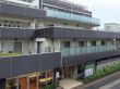 スタイリッシュなデザインの５階建ての建物である。入口は自動ドアになっている。歩道からは段差がなく中に入ることができる。