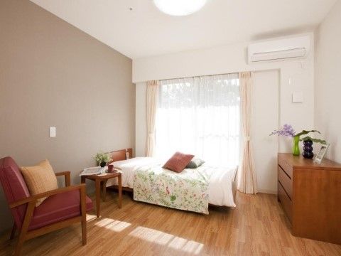 フローリングの落ち着いた雰囲気の居室には、大きな掃き出し窓から明るい日差しが差し込む。思い出の品を置いたり、自分好みにレイアウトできる。