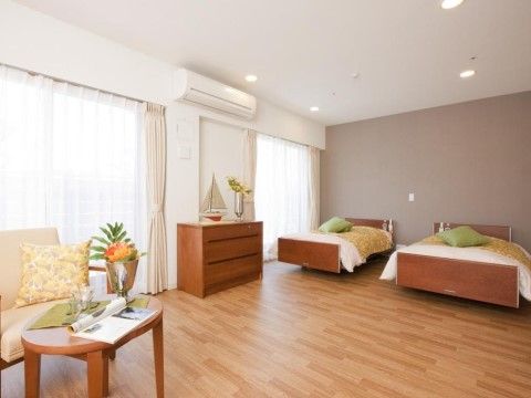 居室は個室だけでなく広い部屋では夫婦で一緒に住むことができる。自宅のリビングにいるような雰囲気を味わえる。