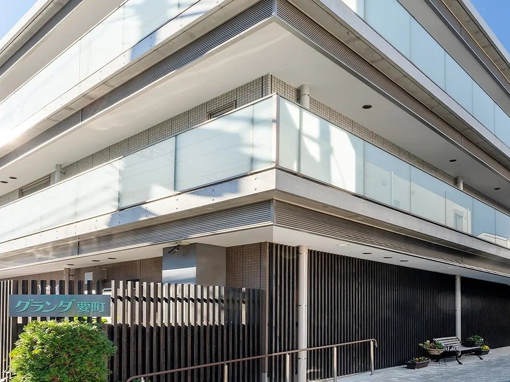 ベランダと非常用の外階段が設置されている地上3階建ての施設