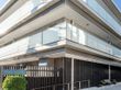 ベランダと非常用の外階段が設置されている地上3階建ての施設