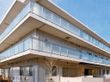 施設の建物は、シンプルな構成の３階建てになっている。全室ベランダがついていて、フェンスにより防護されていて、安全に生活できる。