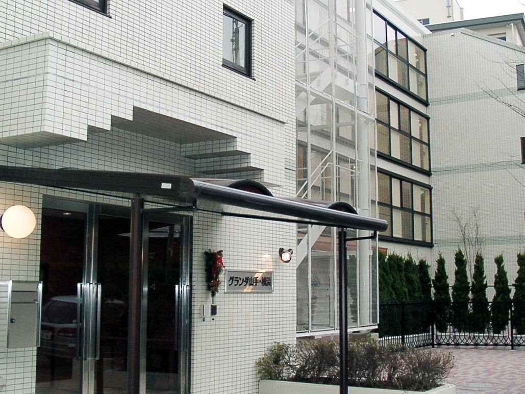 白のレンガ張りの外壁の４階建て建物で、ホテルのような洗練された外観である。エントランス付近は段差がなく、出入りしやすい。
