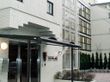 白のレンガ張りの外壁の４階建て建物で、ホテルのような洗練された外観である。エントランス付近は段差がなく、出入りしやすい。
