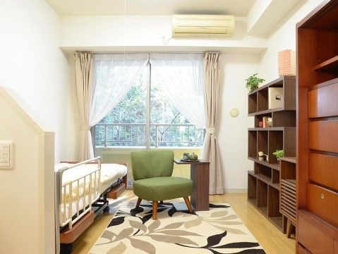 入出時にベッドが見えないように、低い壁を設置している。プライバシーを守りつつ、広い空間でのびのびと過ごせる工夫をしている。