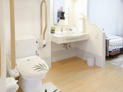 トイレや洗面台は、個別ではなくオープンに設置しているため、大変広い部屋である。車椅子対応の洗面台を備え、自立した生活を送ることができる。