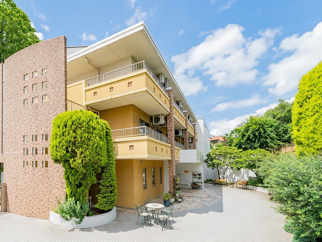 海外の建物のような明るく落ち着いた配色の外観である。広く開放的な入口は、バリアフリー構造で楽に移動することができる。