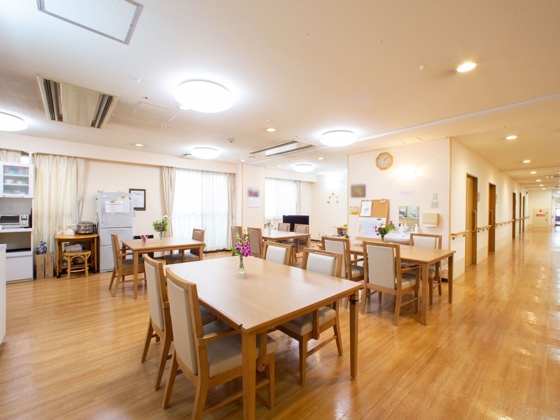 居室前の廊下からフラットな床面続きで設けられている食堂