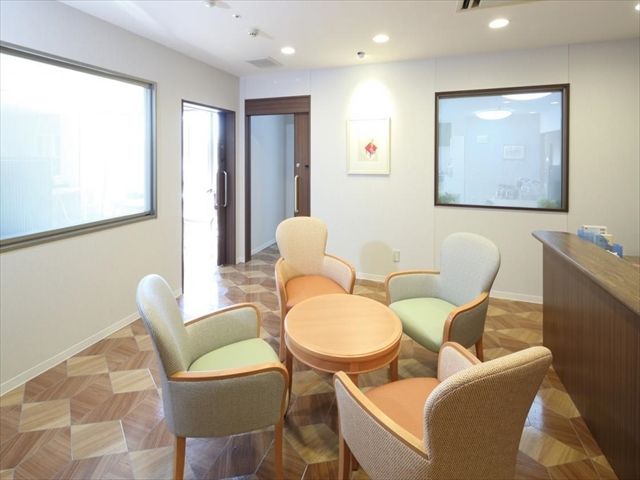 小さい丸テーブルを囲むように椅子が4脚設置された談話スペース