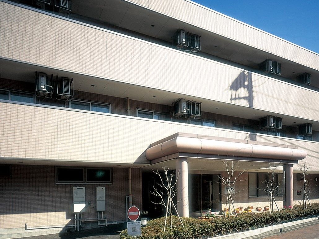各階にベランダが設置されている3階建ての大きな建物
