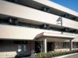 各階にベランダが設置されている3階建ての大きな建物
