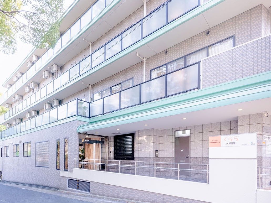 周囲にビルやマンションが立ち並んだ場所に立地している建物