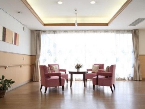 天井の高いラウンジには丸テーブルと椅子が4つ置かれている。ゆっくりと優雅な時間を過ごすことができる。
