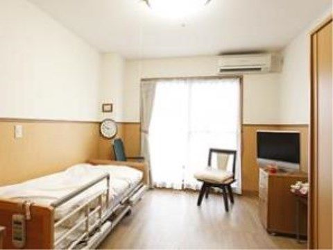 白と木目のツートンカラーである壁のお部屋は温かみがある。大きな窓があるので風通しもよく、快適に生活することができる。