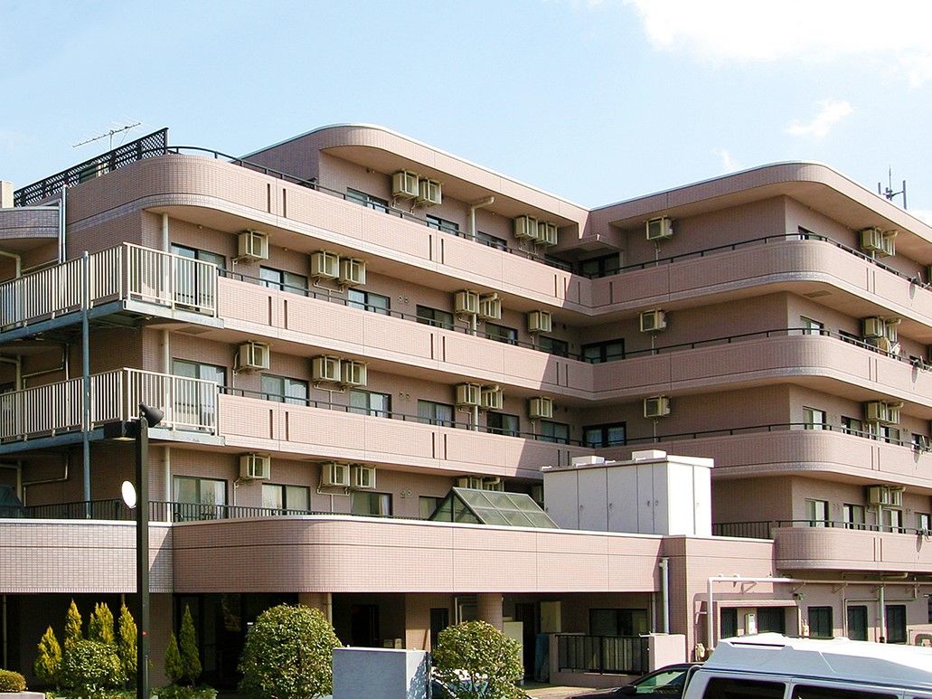 マンション風でスケールの大きな建物である。外壁は明るい色で統一されており、親しみのもてる雰囲気がただよう。