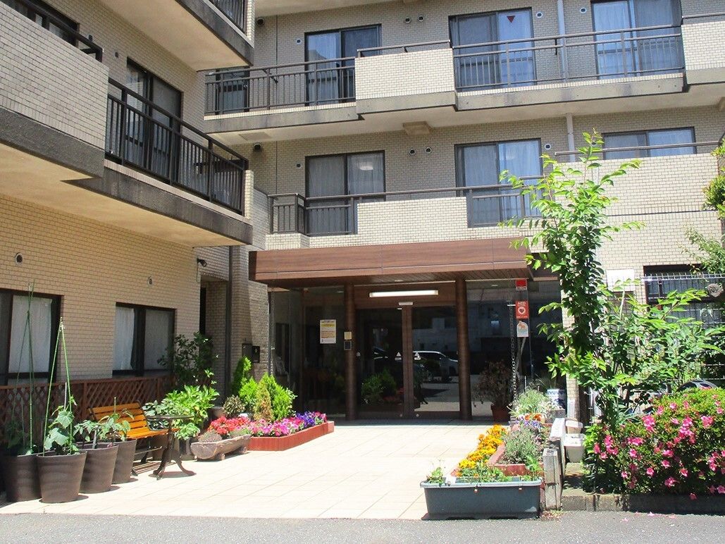 建物は４階建てで、一見アパートを思わせる感じの造りである。２階より上には全てベランダが設けられている。