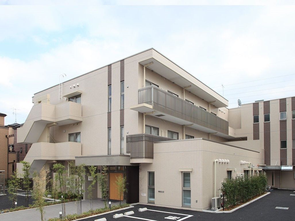 3階建ての大きなどっしりとした茶色のマンションの様な建物だ。周辺には木も飾られ、雰囲気がよく入りやすい。