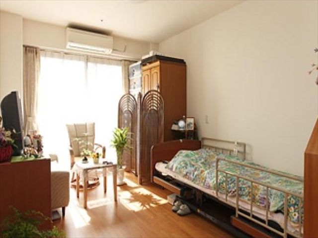 凝った意匠の仕切りや観葉植物など、入居者様のセンスが光る居室の一例