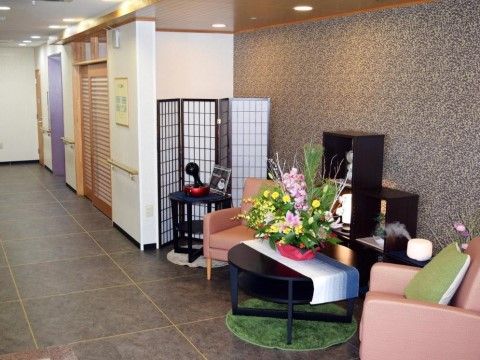 エントランスには一人がけのソファが置かれており、休憩することができる。和風の小物などが飾られている。