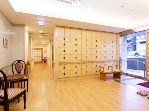 エントランスは完全なバリアフリーになっている。靴を履くときに腰かけられる手すりのしっかりした椅子なども設置してある。