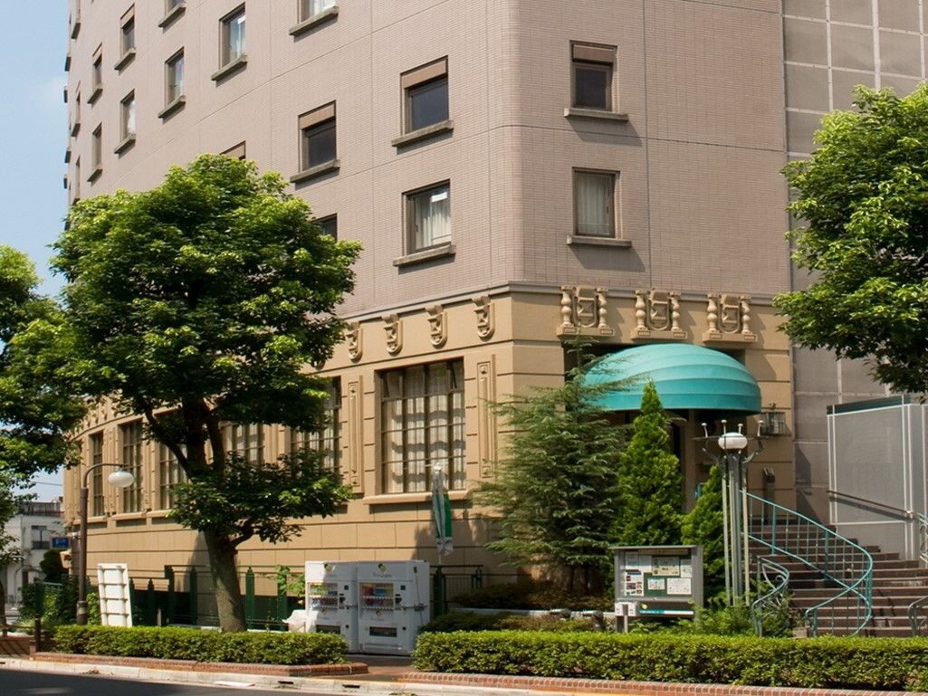 ８階建ての高い建物である。外からみると、ホテルのように居室の小さな窓が数多く並んでいる。建物の色合いはピンクベージュ色である。