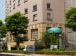 ８階建ての高い建物である。外からみると、ホテルのように居室の小さな窓が数多く並んでいる。建物の色合いはピンクベージュ色である。