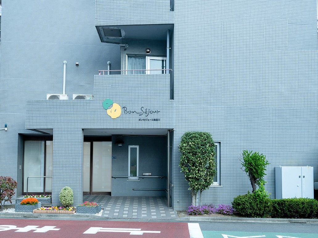 施設は5階建てであり、施設の周りはコンクリートの塀で囲まれているため、中が見えないようになっている。