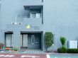 施設は5階建てであり、施設の周りはコンクリートの塀で囲まれているため、中が見えないようになっている。