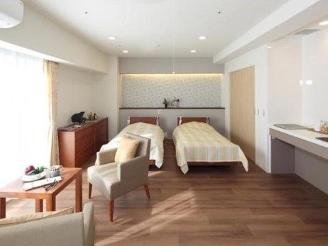 居室として1人部屋のほか、2人部屋も用意されている。ベッドや椅子、机などの生活に必要となる家具類は準備されている。