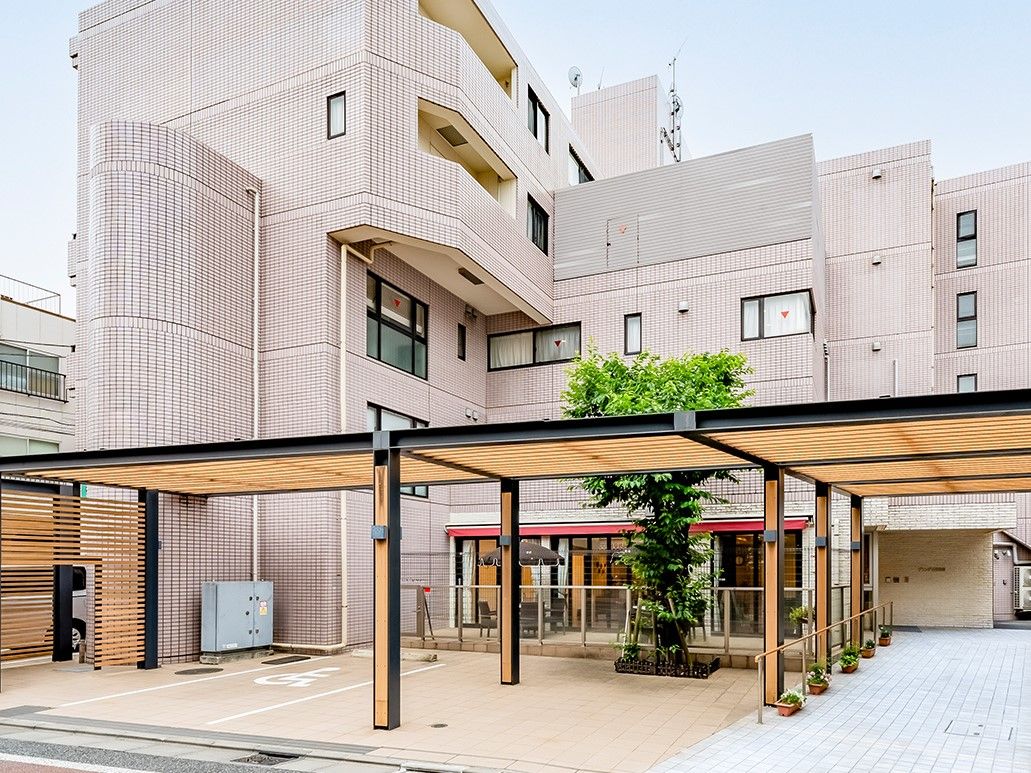 施設まで通じる広々とした渡り廊下が屋外に設置されている。廊下と同じ幅の屋根も取り付けられており、日差しの強い日や雨天時なども安心できる。