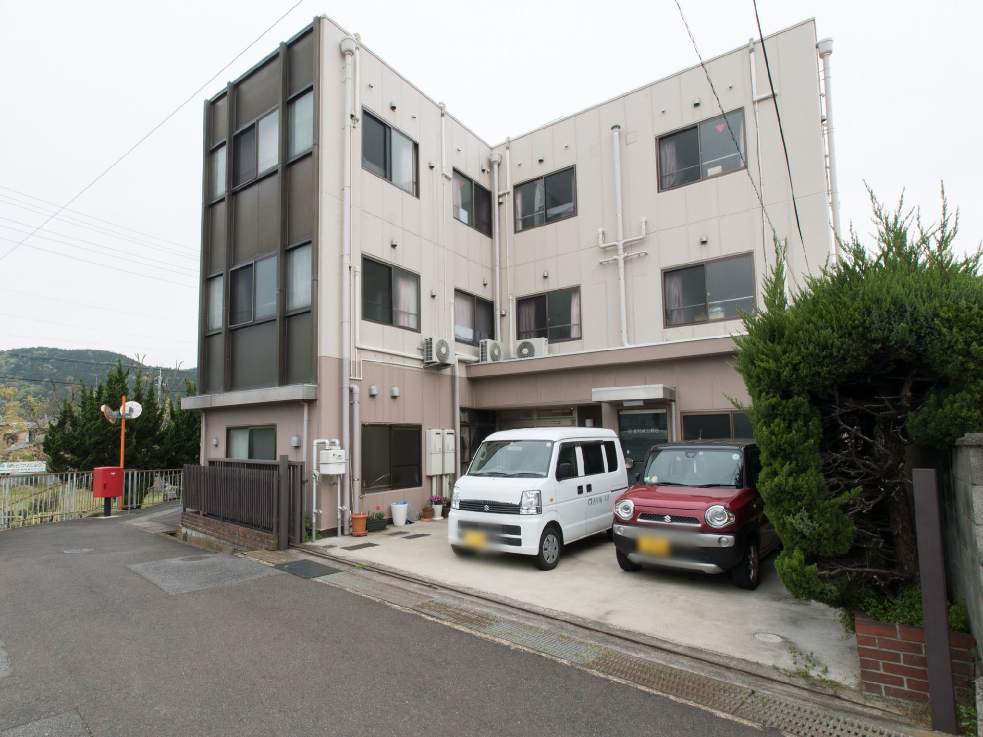 京阪京津線「追分」駅から徒歩10分に立地し、交通至便。スーパーや商店が近所にあり、買物など生活に便利。