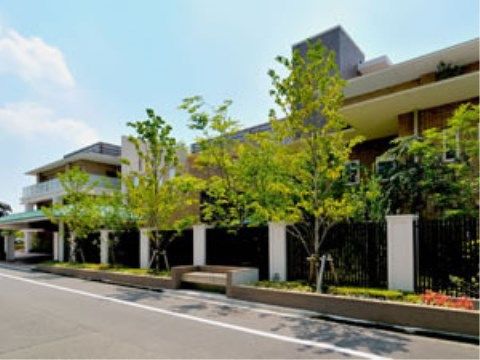 「アライブ世田谷中町」の外観。外堀が高く、プライバシーをしっかり守り、自然を多く植え込んでいる。