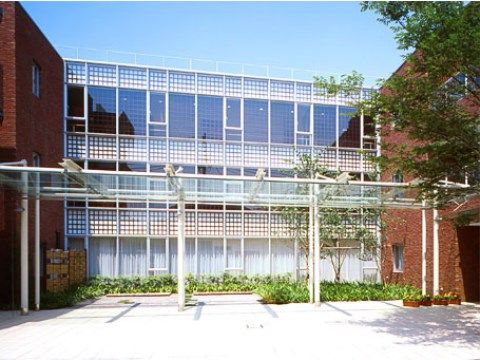 「アライブ世田谷下馬」の外観。赤茶色のレンガの外観を纏った、3階建ての老人ホーム。