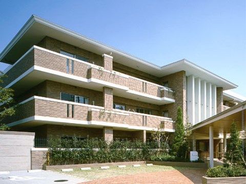 「アライブ久が原」の外観。住宅街が立ち並ぶ3階建ての、マンション風老人ホーム。