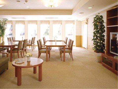 「アライブ久が原」のリビング。入居者様が趣味の時間を過ごしたり、入居者様とお喋りしやすいリビングになっている。