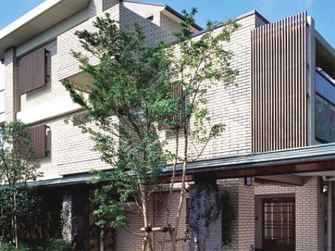 「アライブ目白」の外観。目白駅から数分の所にある、3階建ての住宅風老人ホームである。
