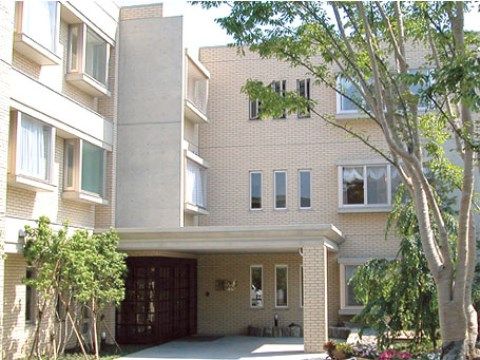 「アライブ荻窪」のエントランス。高級マンション住宅と変わらない外観の３階建ての老人ホーム。