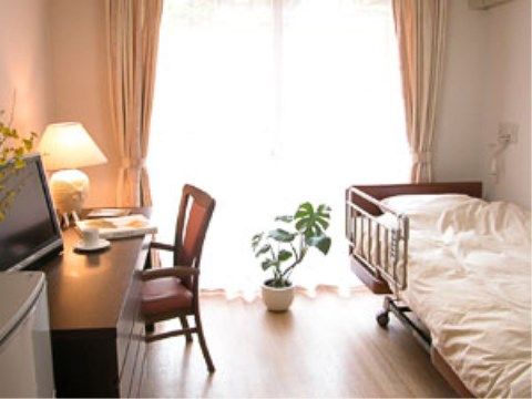 「アライブ荻窪」の居室。電動のリクライニングが付いたベッドで、入居者様の起き上がりをサポートする。