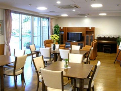 「アライブ荻窪」のダイニング。フローリングや家具の落ち着いたダイニングは、心休まるひと時を与えてくれる。