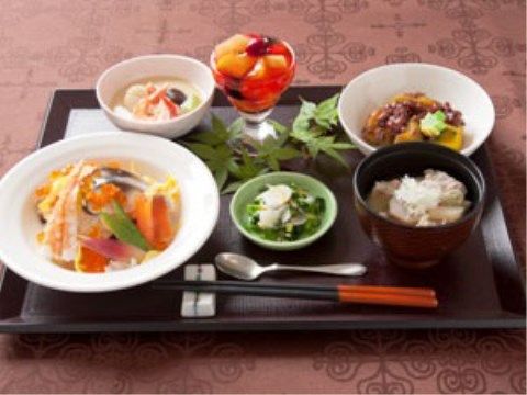 華やかなちらし寿しや色鮮やかなフルーツゼリーなどの６品が載ったトレイ