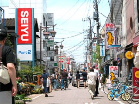 「アライブ浜田山」の周辺環境。様々なお店が立ち並び、買い物が続く、活気あふれる商店街。
