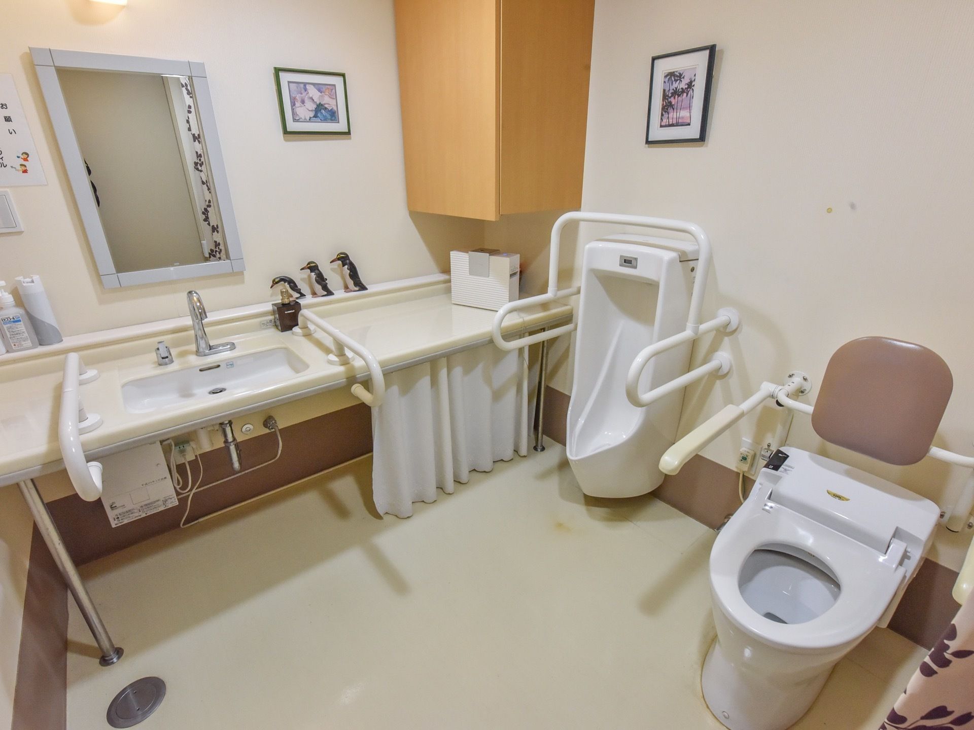 安全性を考慮されたトイレは、スペースを有効活用している。男性用小便器や車椅子をご利用の方の足元に、ゆとりがある洗面台を完備している。