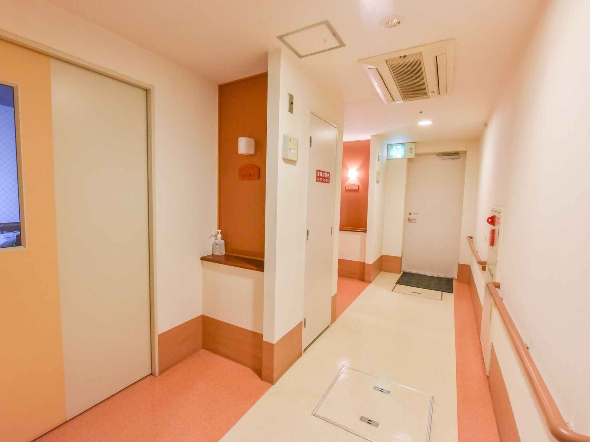 廊下には手すりが設置され、消火設備としてスプリンクラーや誘導灯などが完備されている。安全性が考慮されている。