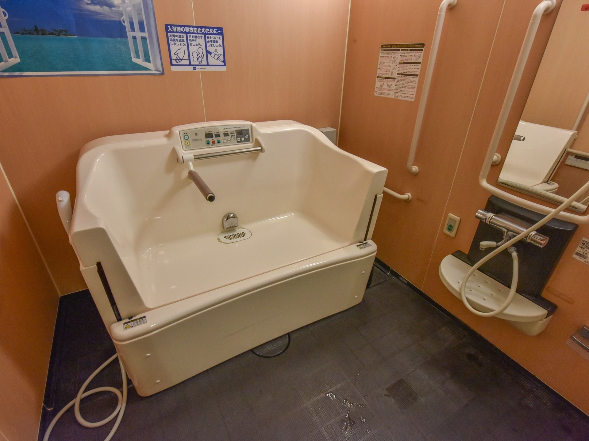 特殊浴室に設置された介護浴槽である。介護度の高い入居者様の身体への負担も少なく、安全に入浴をお楽しみいただける。