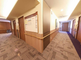 介護施設の廊下と入口がある空間